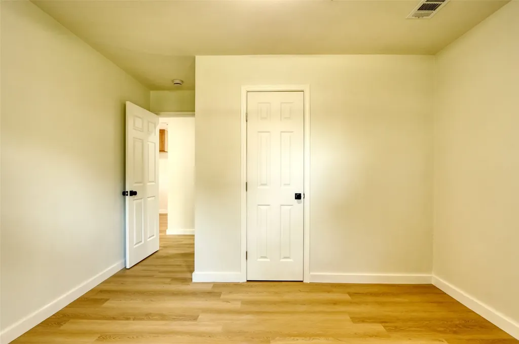 729 Oakwood Avenue Hurst TX 76053