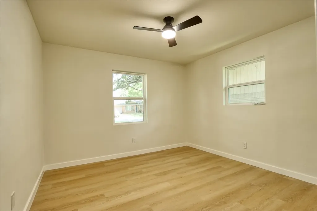729 Oakwood Avenue Hurst TX 76053