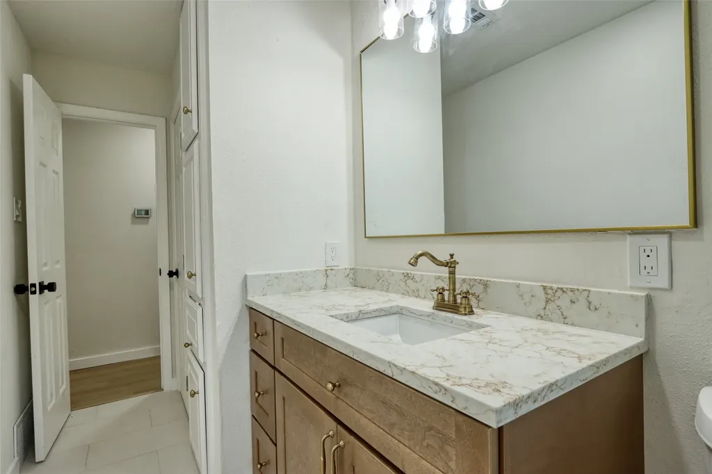 729 Oakwood Avenue Hurst TX 76053