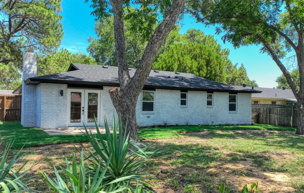 729 Oakwood Avenue Hurst TX 76053