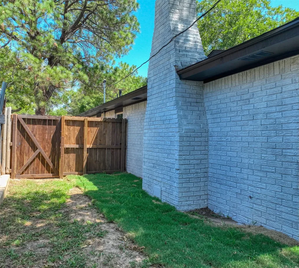 729 Oakwood Avenue Hurst TX 76053
