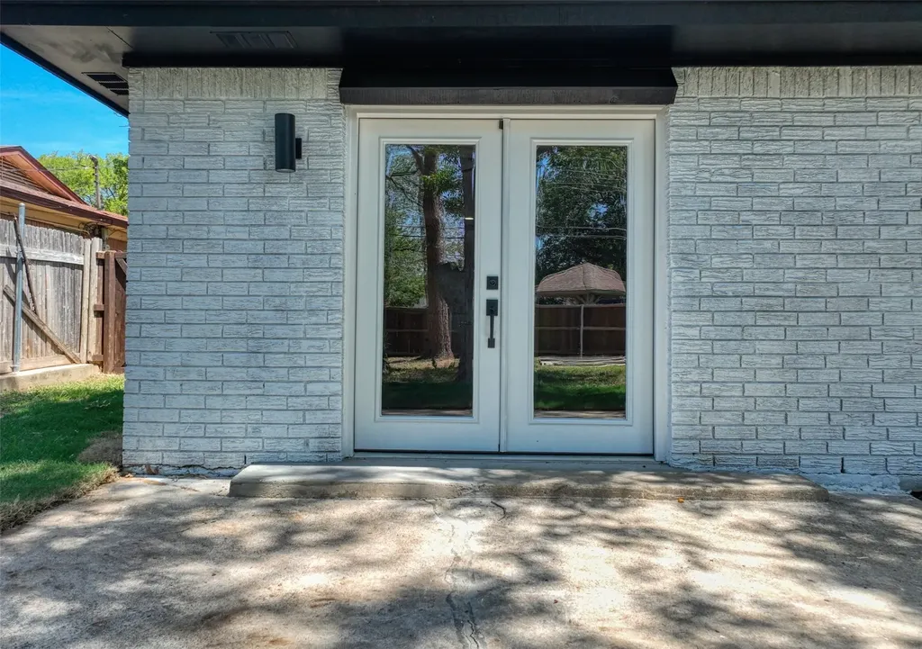 729 Oakwood Avenue Hurst TX 76053