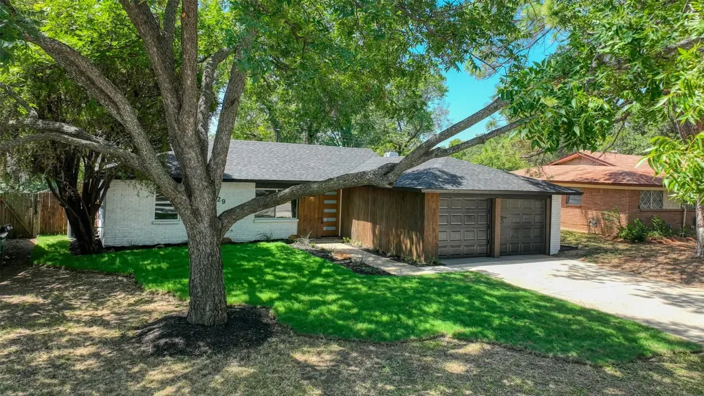729 Oakwood Avenue Hurst TX 76053