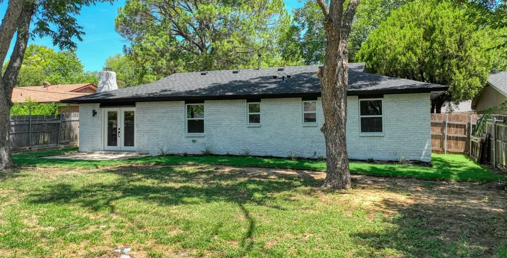 729 Oakwood Avenue Hurst TX 76053