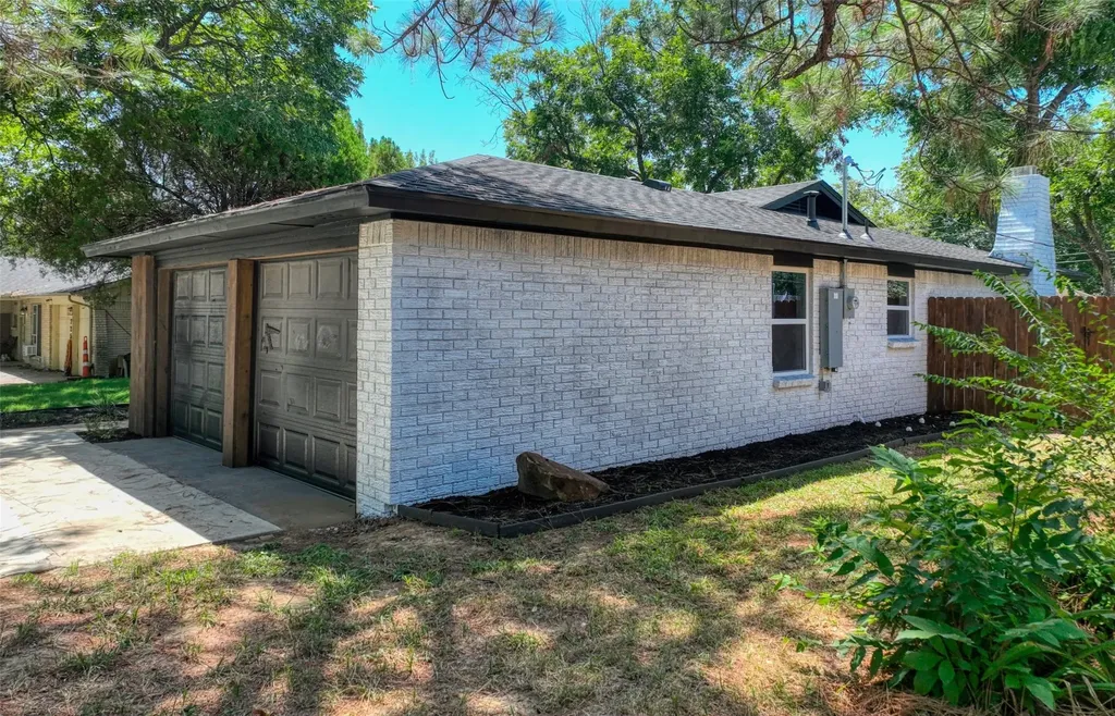 729 Oakwood Avenue Hurst TX 76053