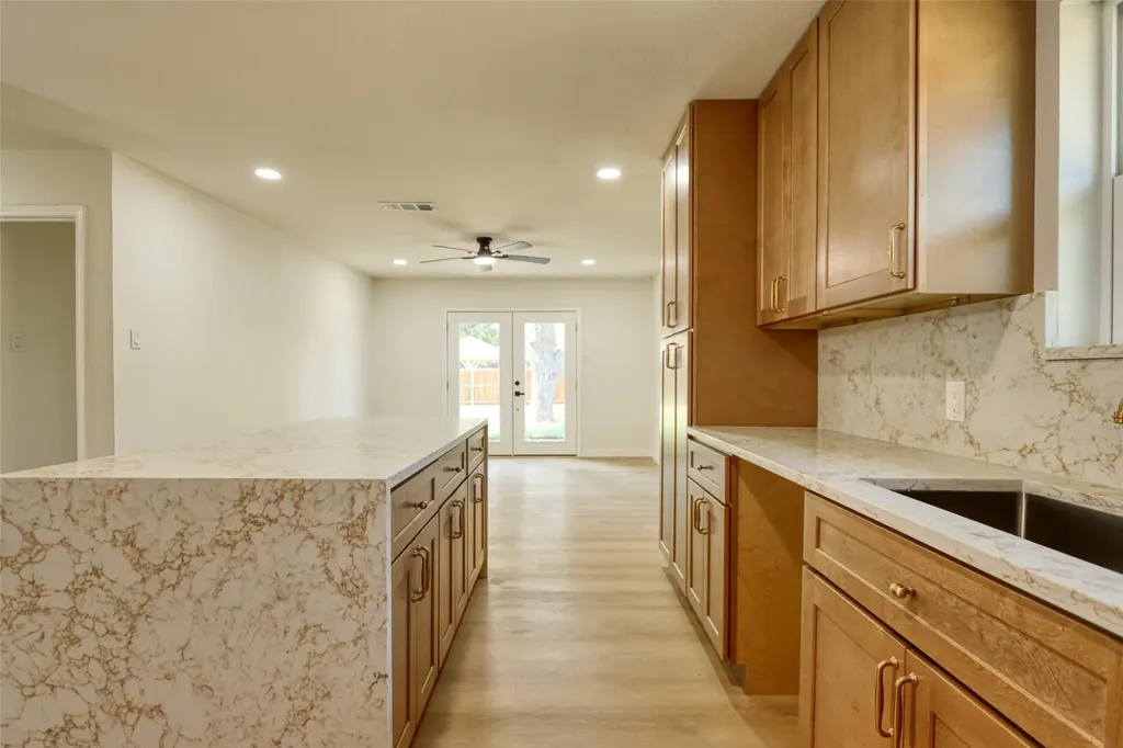 729 Oakwood Avenue Hurst TX 76053