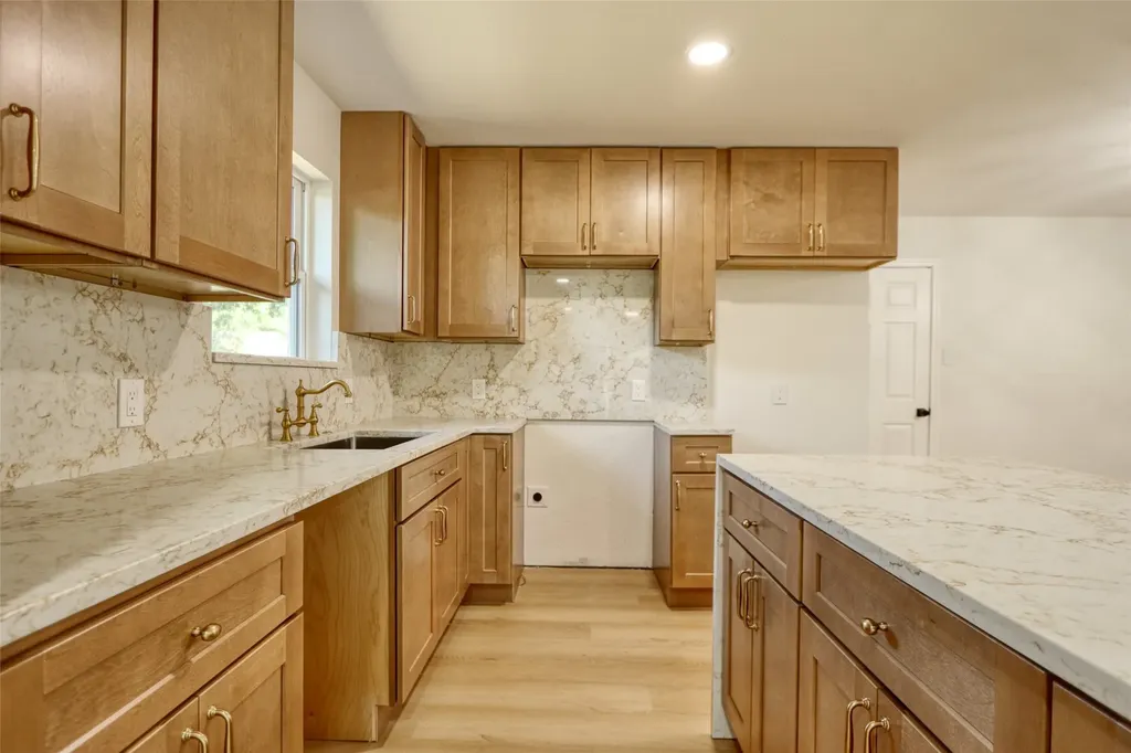 729 Oakwood Avenue Hurst TX 76053