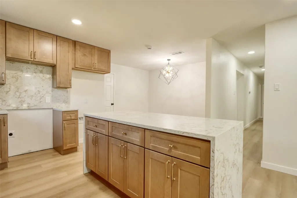 729 Oakwood Avenue Hurst TX 76053
