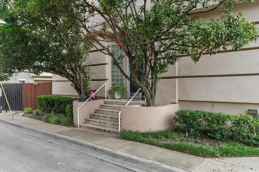 4040 Avondale Avenue Dallas TX 75219