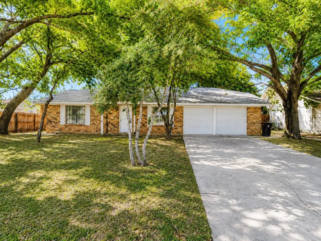 421 Apple Blossom Lane Hurst TX 76053