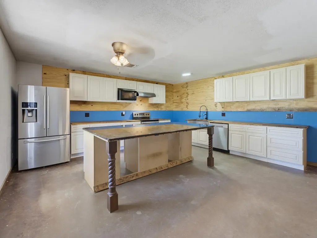 205 County Road 1794 Sunset TX 76270