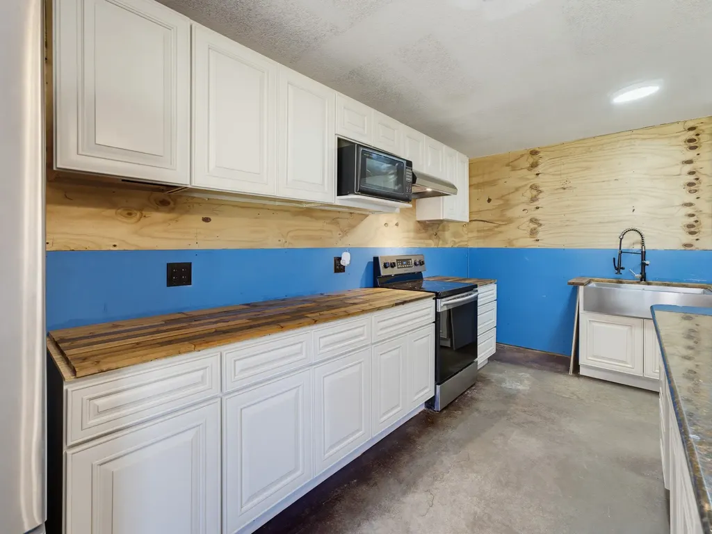205 County Road 1794 Sunset TX 76270