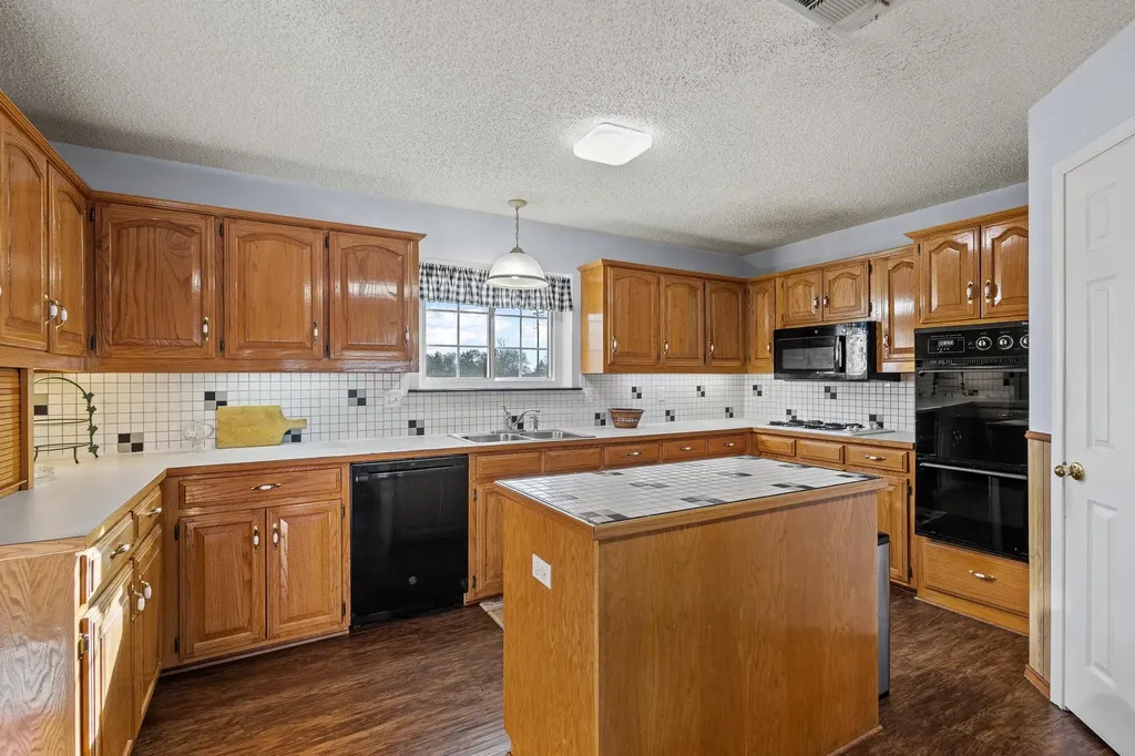 1858 Farm Road 1506 Paris TX 75460