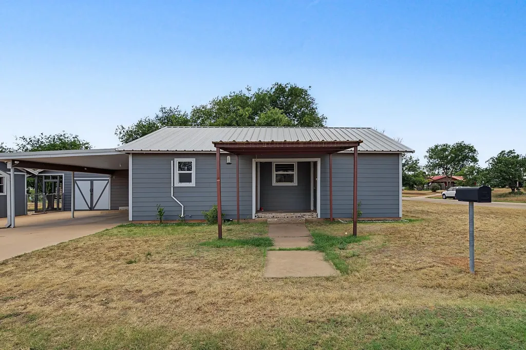 611 N Richard Avenue Rotan TX 79546