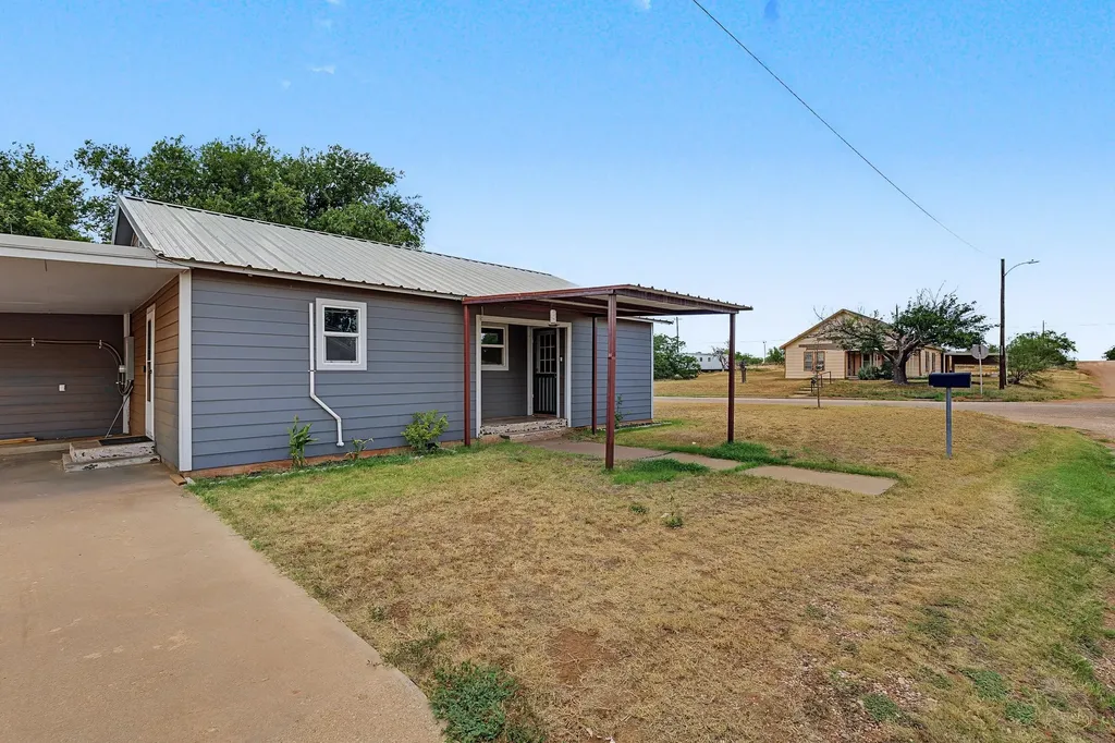 611 N Richard Avenue Rotan TX 79546