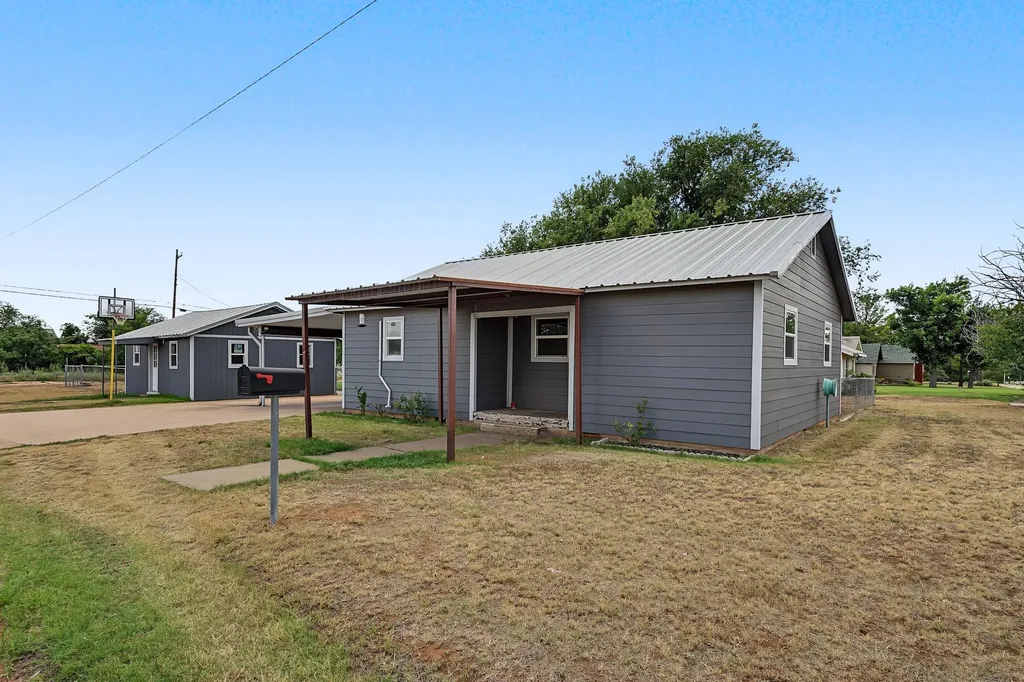611 N Richard Avenue Rotan TX 79546