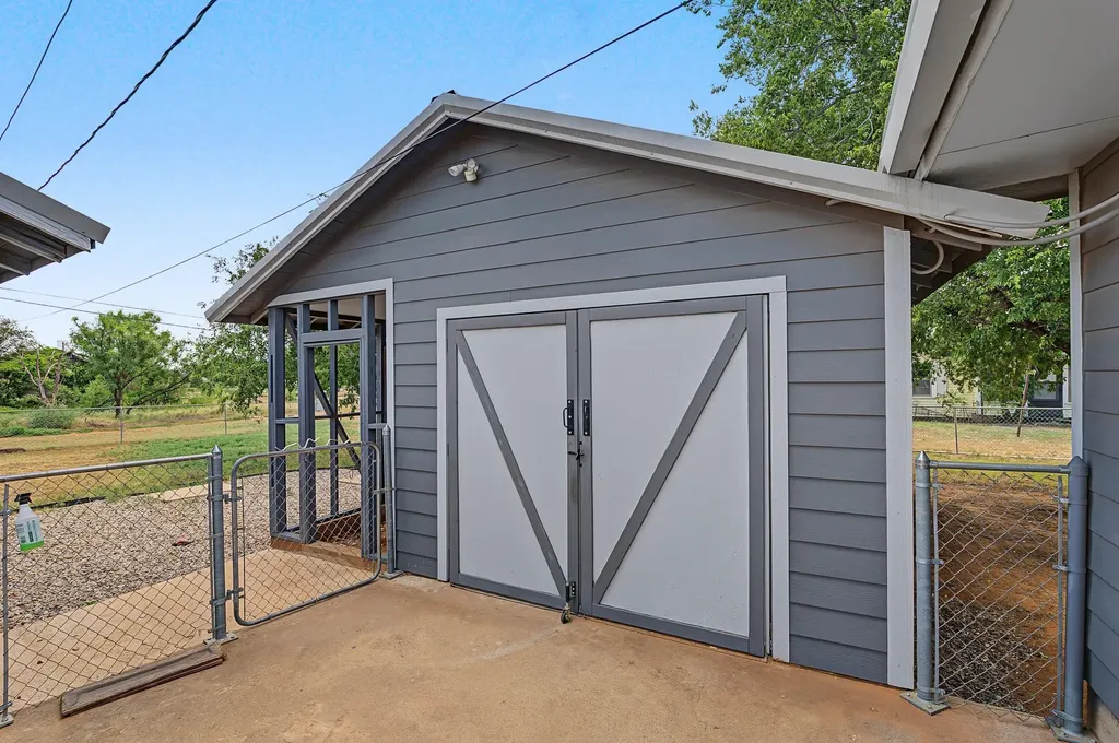 611 N Richard Avenue Rotan TX 79546