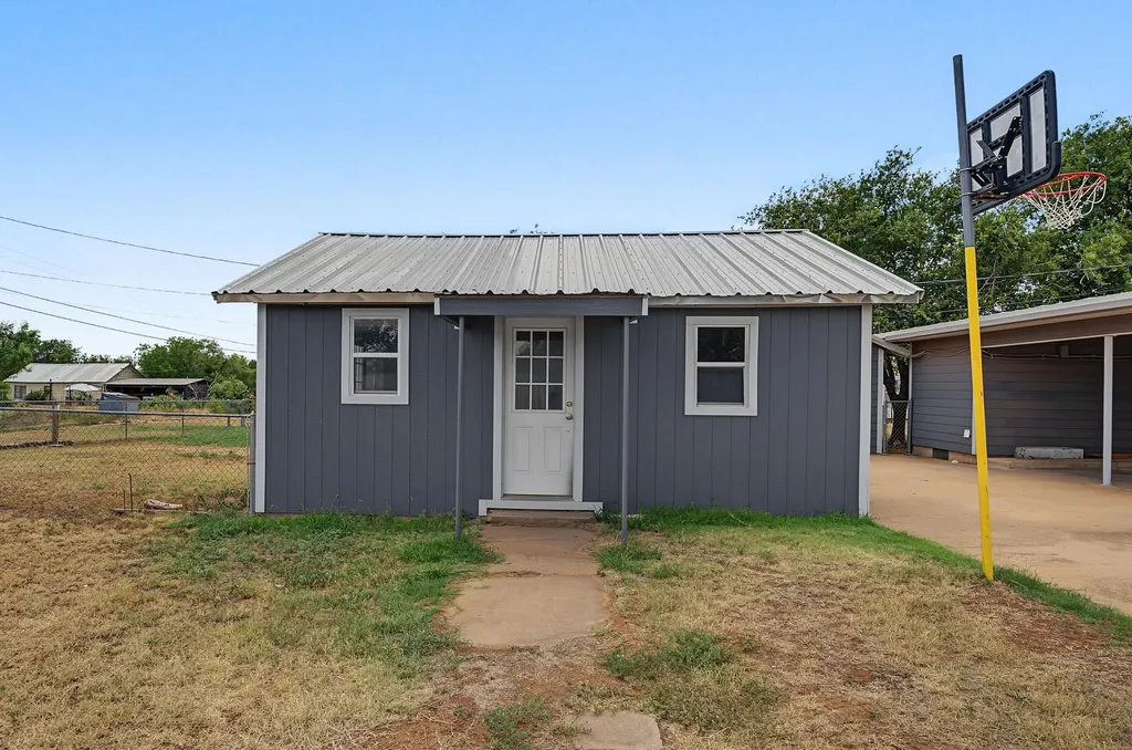 611 N Richard Avenue Rotan TX 79546