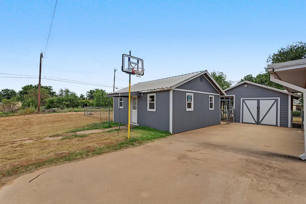 611 N Richard Avenue Rotan TX 79546