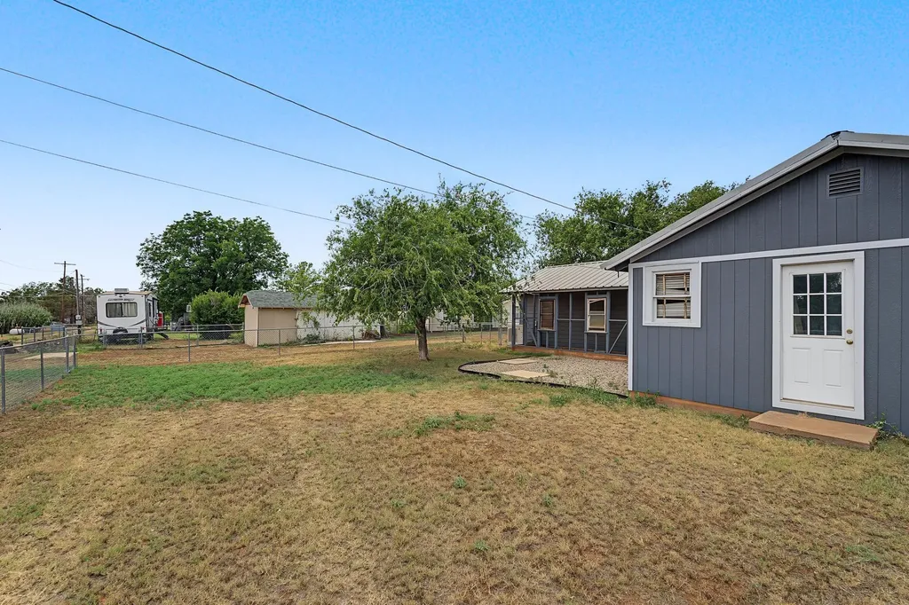 611 N Richard Avenue Rotan TX 79546