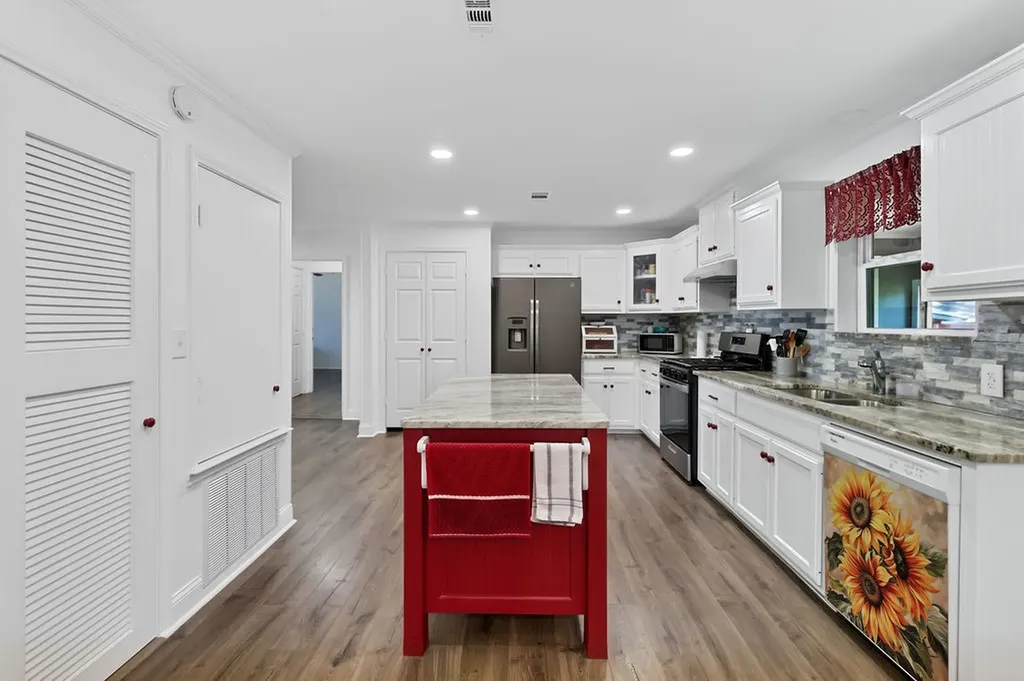 208 Southshore Drive Lone Star TX 75668