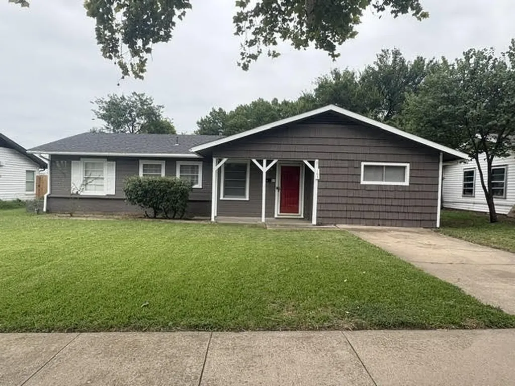 105 SW Taylor Street Burleson TX 76028