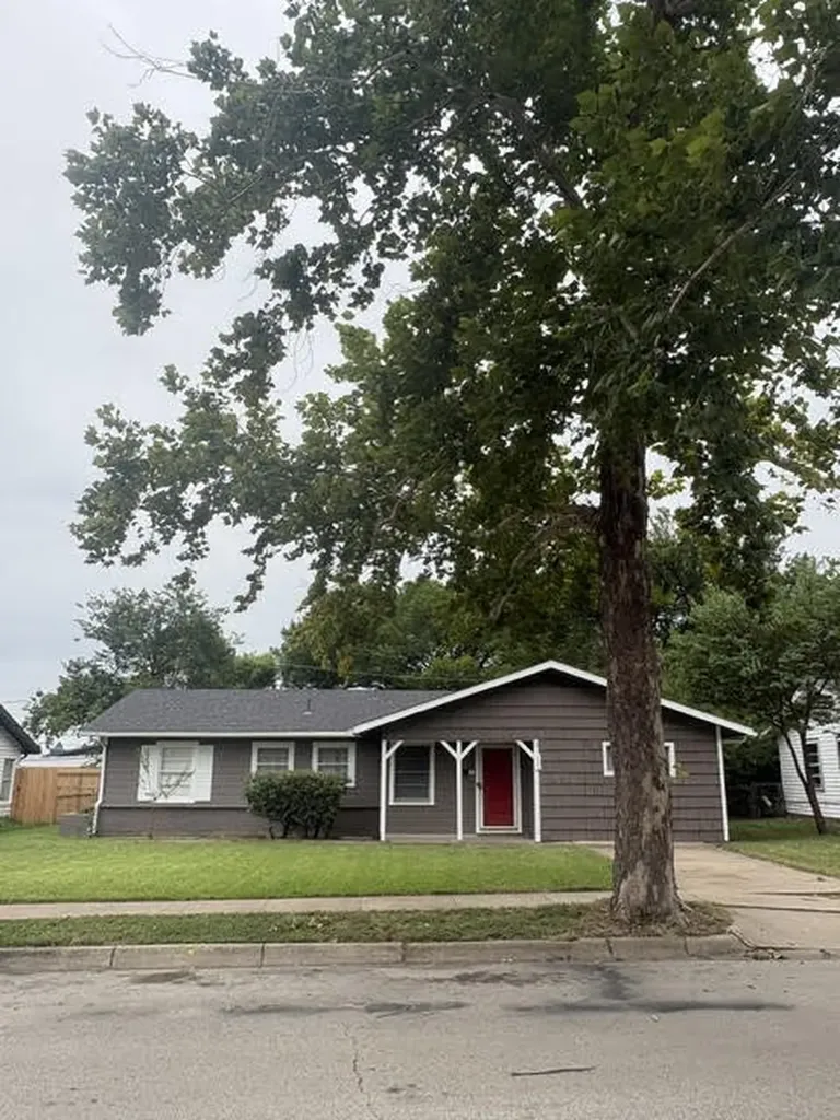 105 SW Taylor Street Burleson TX 76028