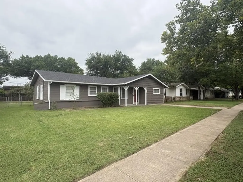 105 SW Taylor Street Burleson TX 76028