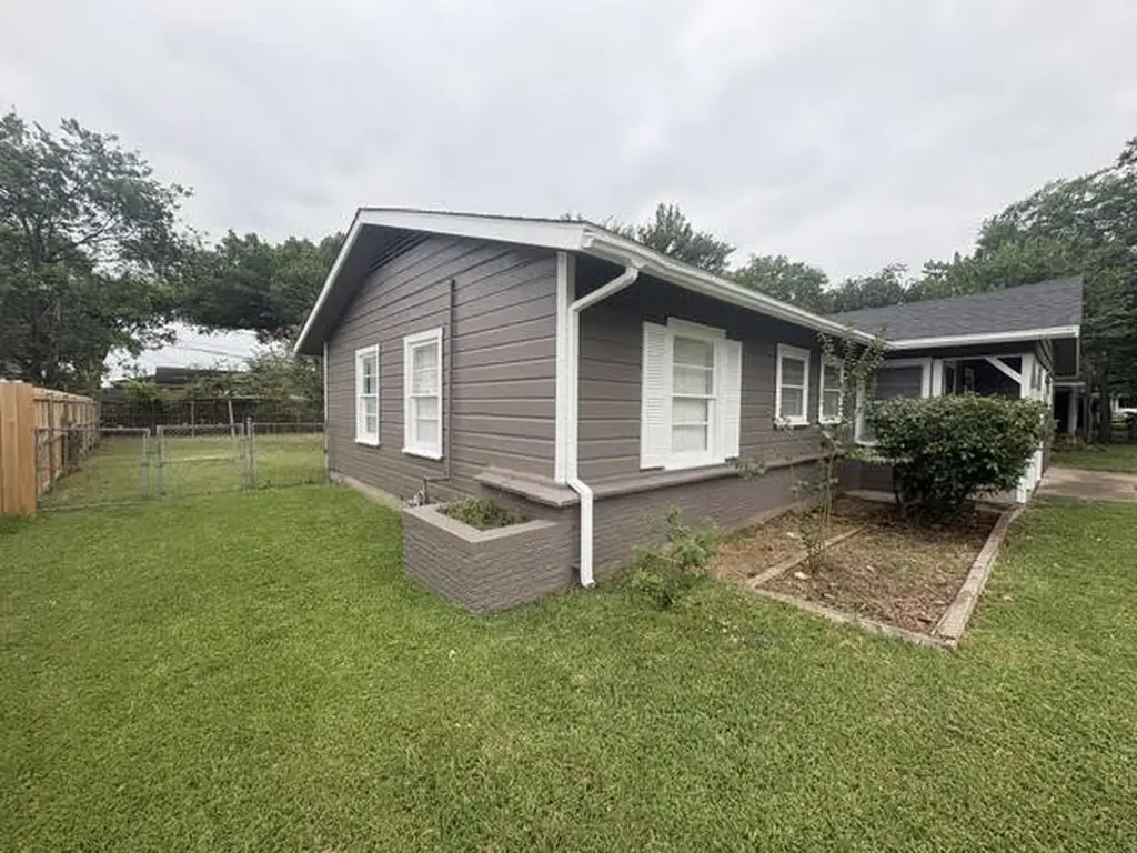 105 SW Taylor Street Burleson TX 76028