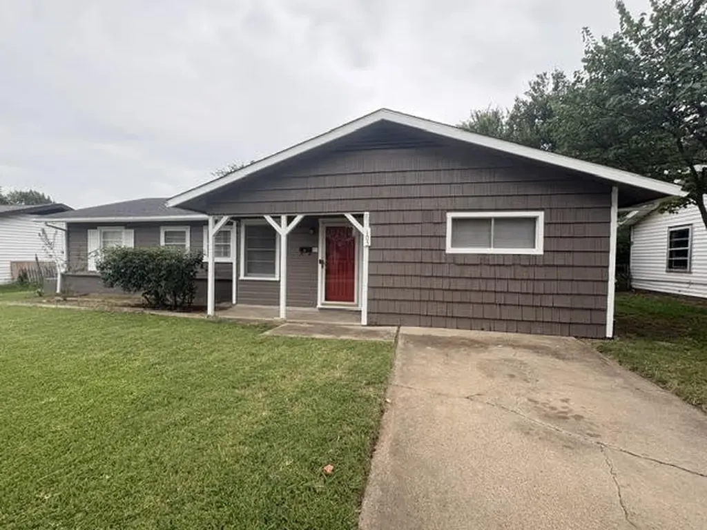105 SW Taylor Street Burleson TX 76028