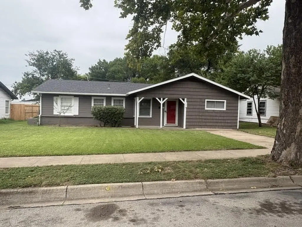 105 SW Taylor Street Burleson TX 76028