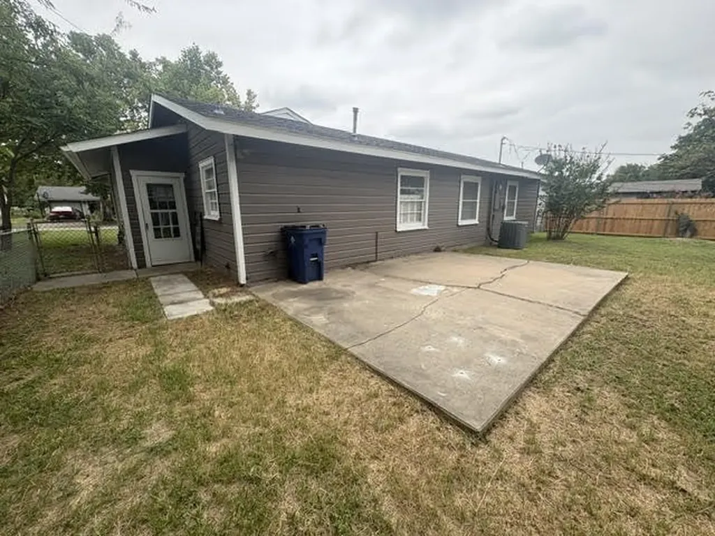 105 SW Taylor Street Burleson TX 76028