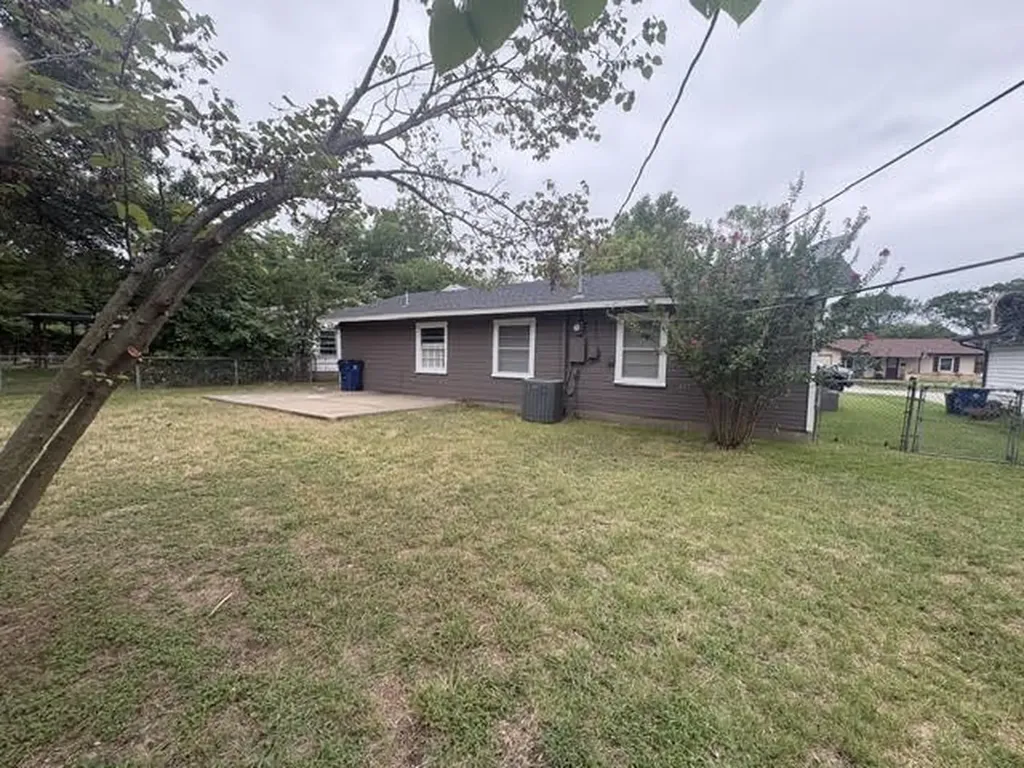 105 SW Taylor Street Burleson TX 76028