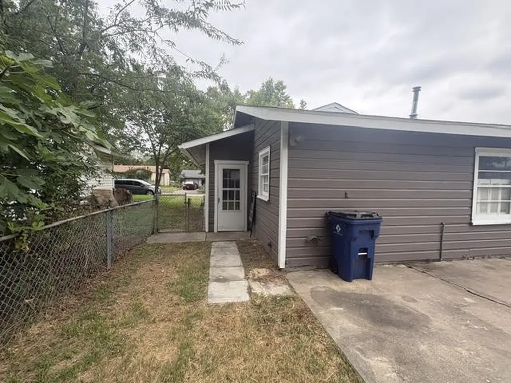 105 SW Taylor Street Burleson TX 76028