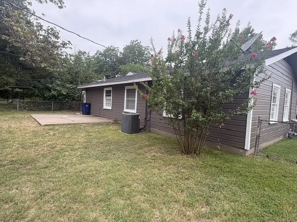 105 SW Taylor Street Burleson TX 76028