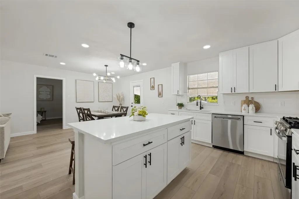 112 Oriole Drive Arlington TX 76010