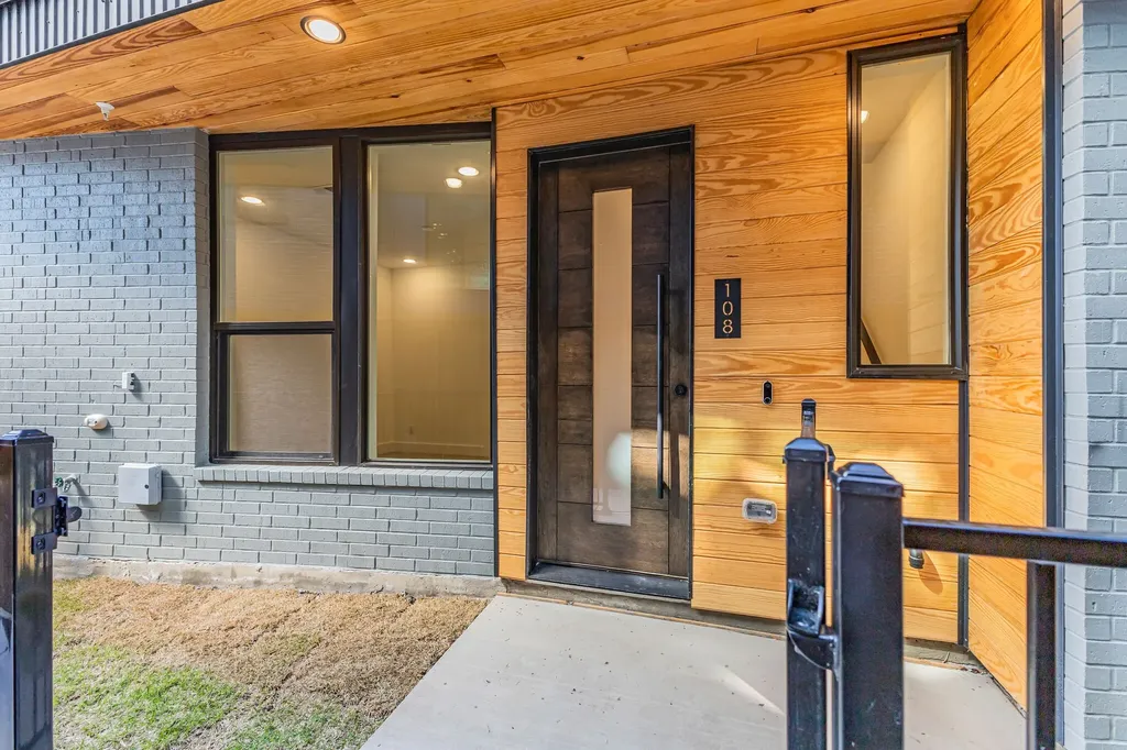426 W 9th Street Dallas TX 75208