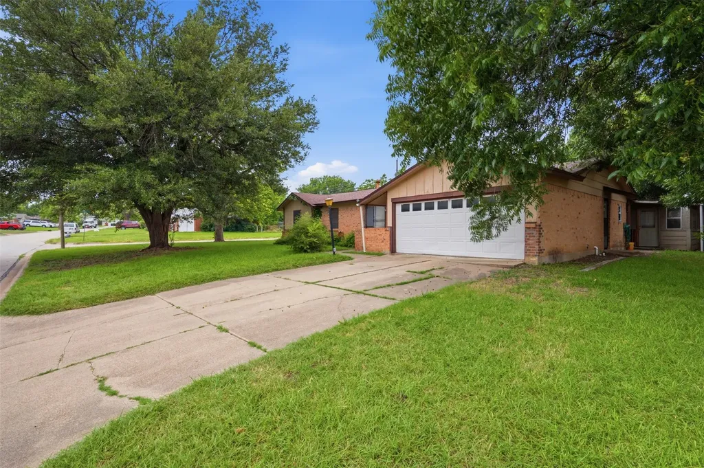 816 SW Sundown Trail Burleson TX 76028