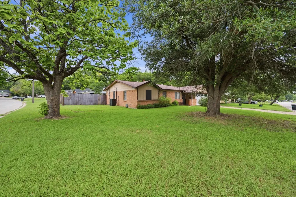 816 SW Sundown Trail Burleson TX 76028