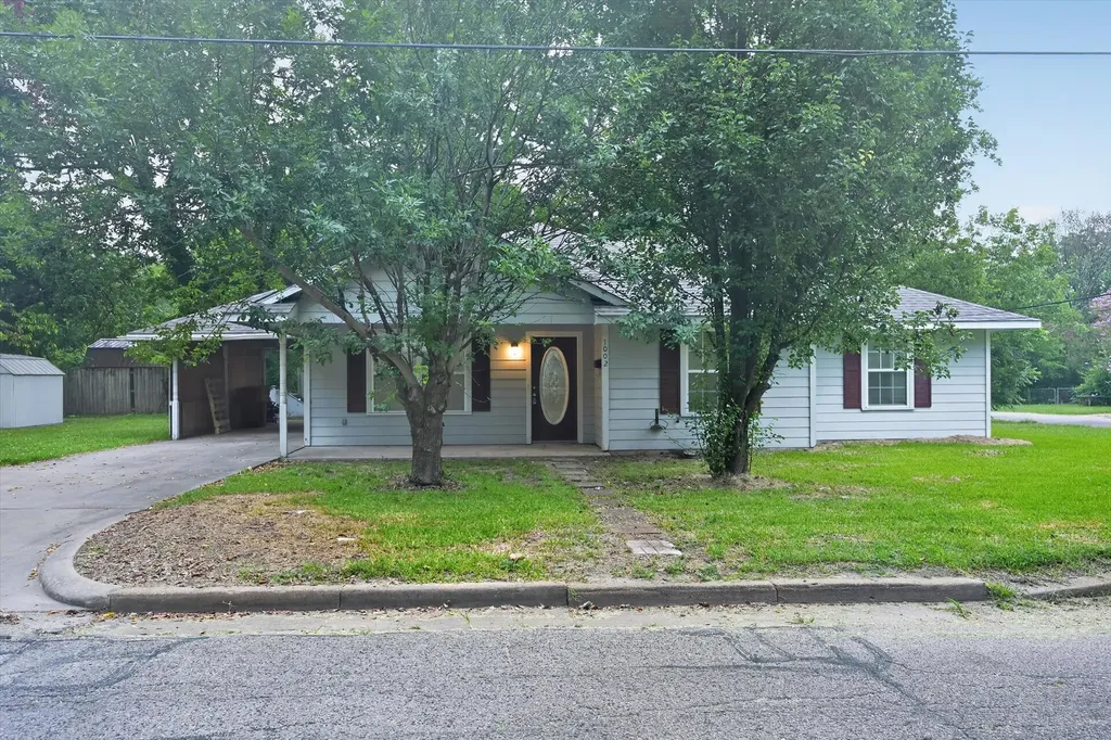 1002 Pine Street Bonham TX 75418
