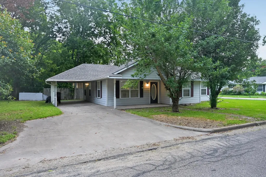1002 Pine Street Bonham TX 75418
