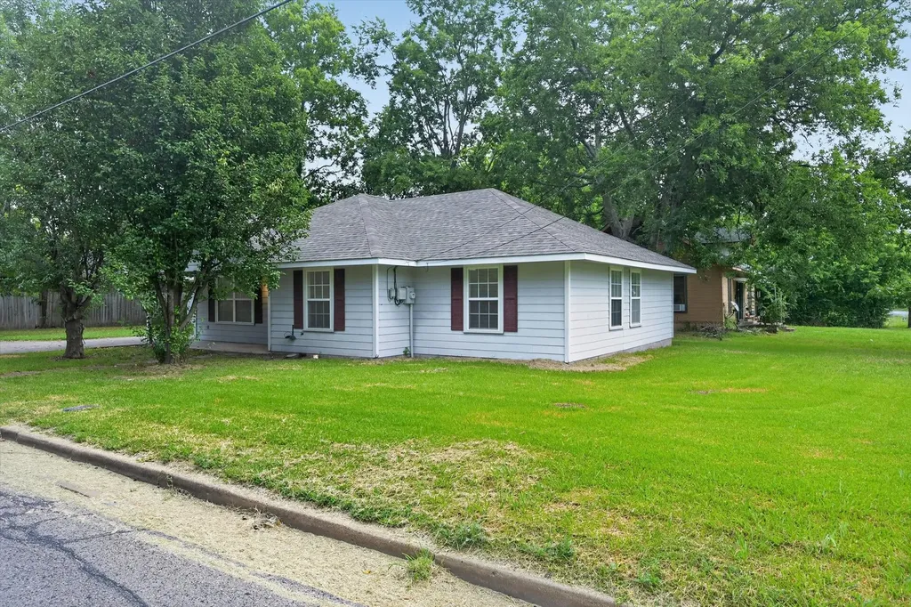 1002 Pine Street Bonham TX 75418