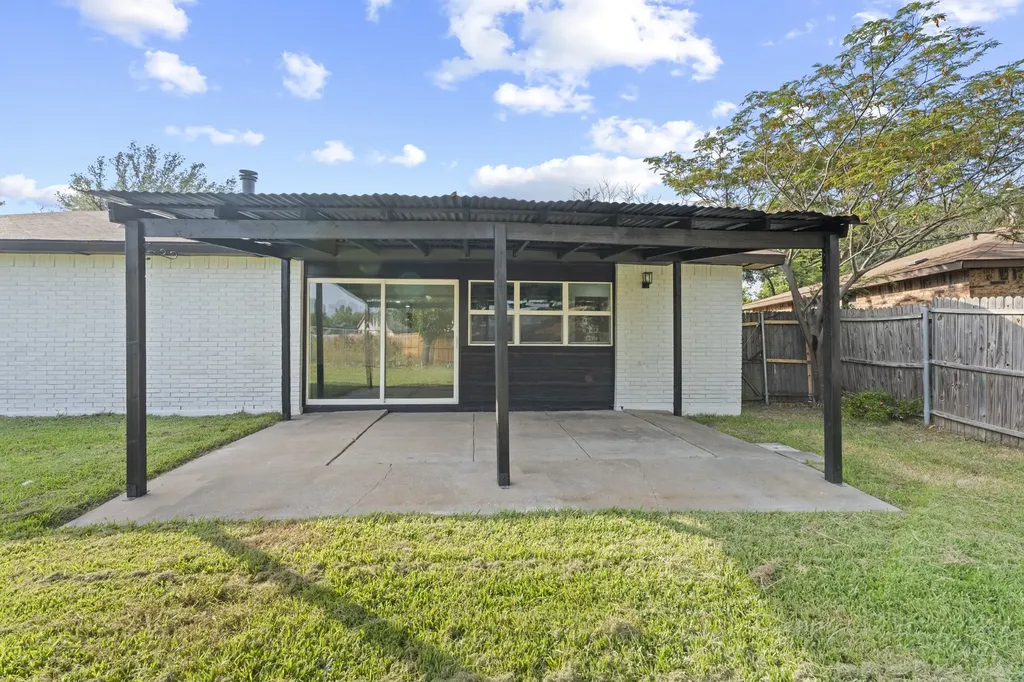 421 Parkvale Lane Grand Prairie TX 75052