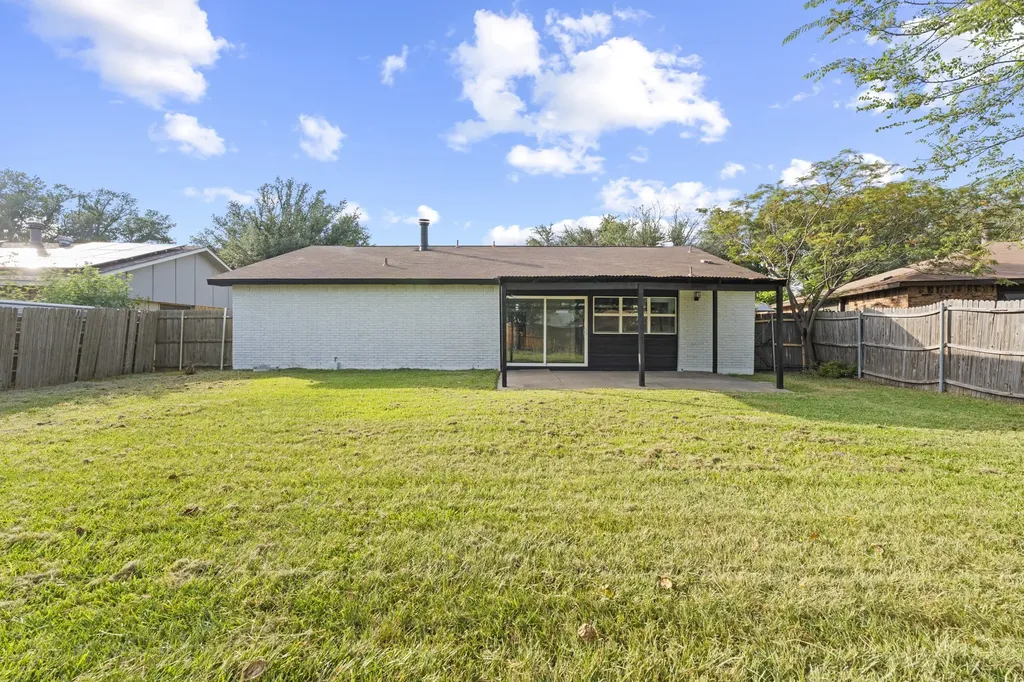 421 Parkvale Lane Grand Prairie TX 75052