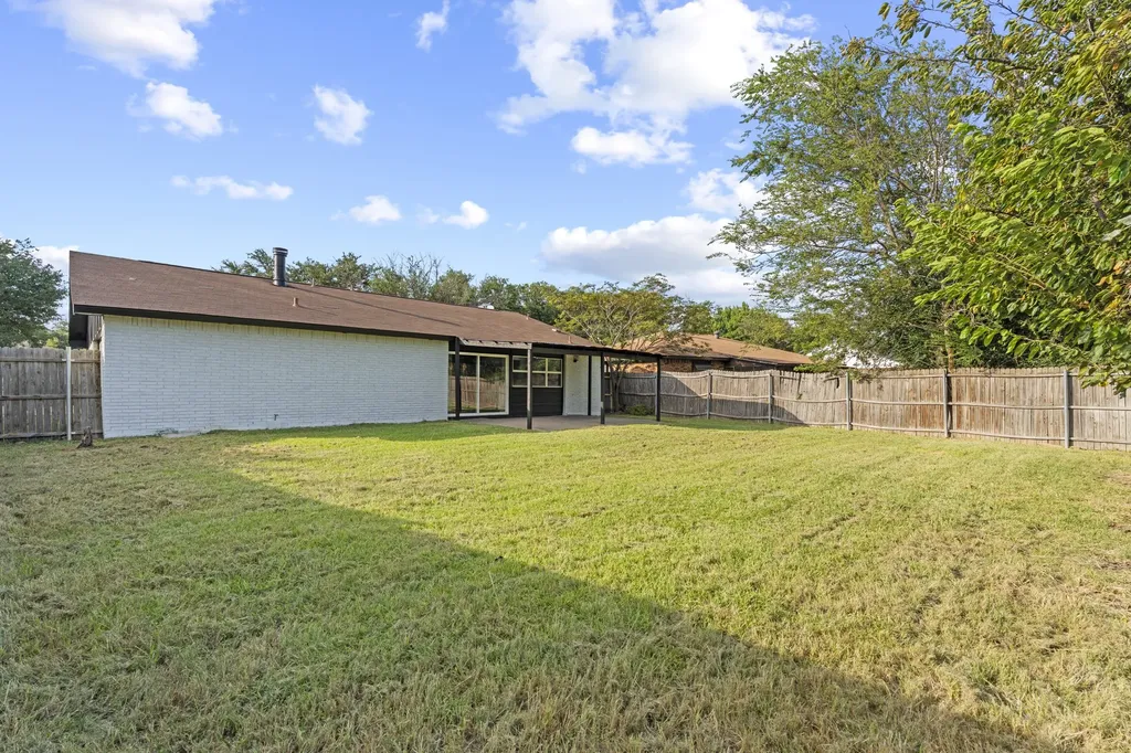421 Parkvale Lane Grand Prairie TX 75052