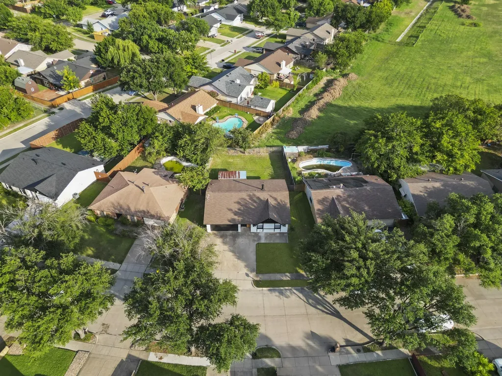 421 Parkvale Lane Grand Prairie TX 75052