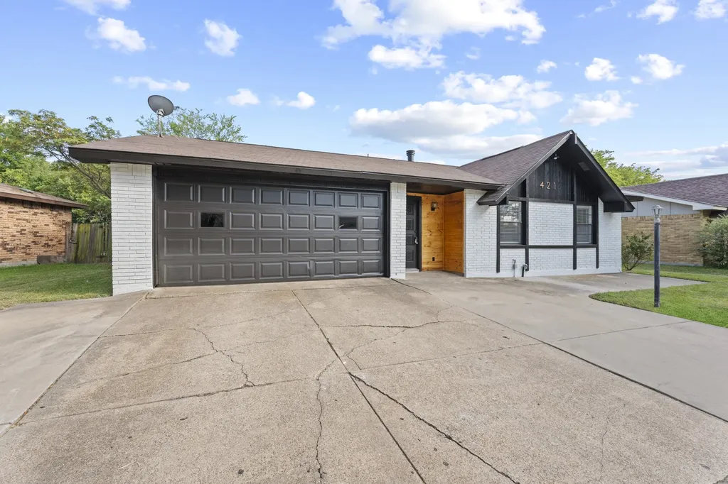 421 Parkvale Lane Grand Prairie TX 75052
