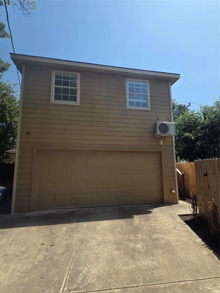 2740 Burlington Dallas TX 75211