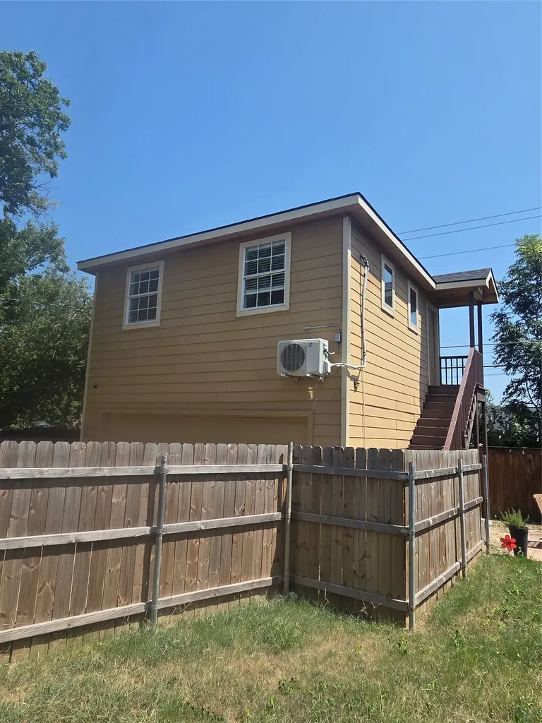 2740 Burlington Dallas TX 75211