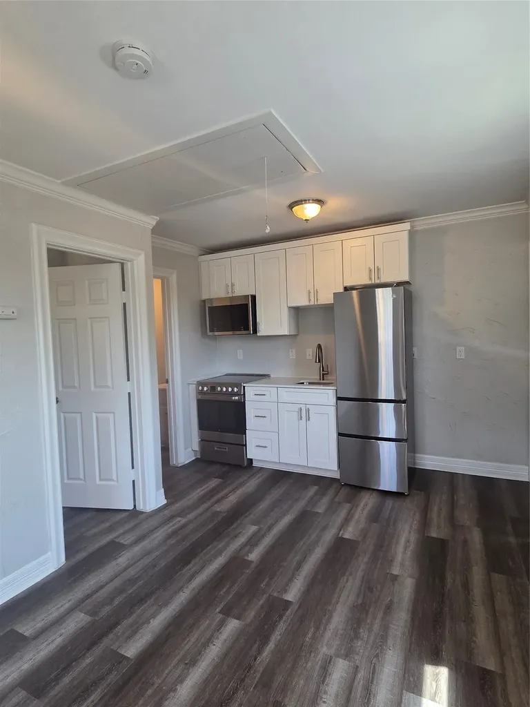 2740 Burlington Dallas TX 75211